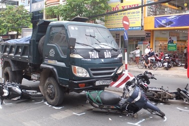 Xe ben lùa 4 xe máy dừng đèn đỏ, nhiều người bị thương