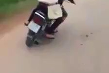 Cặp nam nữ đầu trần, chạy xe máy lạng lách trên đường khiến nhiều người phẫn nộ