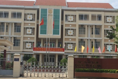 7 người thân, họ hàng của Bí thư huyện “làm quan”