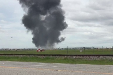 Máy bay chiến đấu Mỹ bốc cháy khi cất cánh