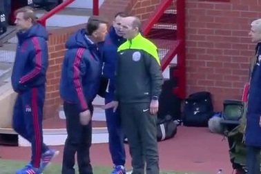Hành động phản đối trọng tài hài hước của HLV Van Gaal