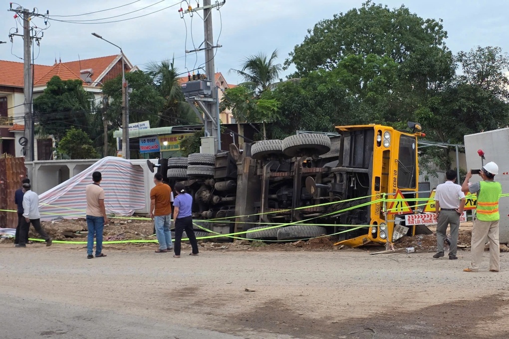 Nam công nhân bị cần cẩu đè tử vong ở Đồng Nai - 1 Nam công nhân bị cần cẩu đè tử vong ở Đồng Nai - 1