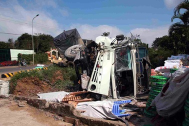 Ô tô tải lật nhào, bốc cháy gần cây xăng