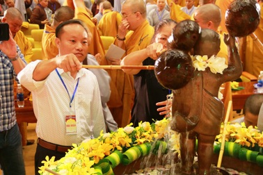 Linh thiêng lễ tắm Phật tại ngôi chùa lớn nhất Việt Nam