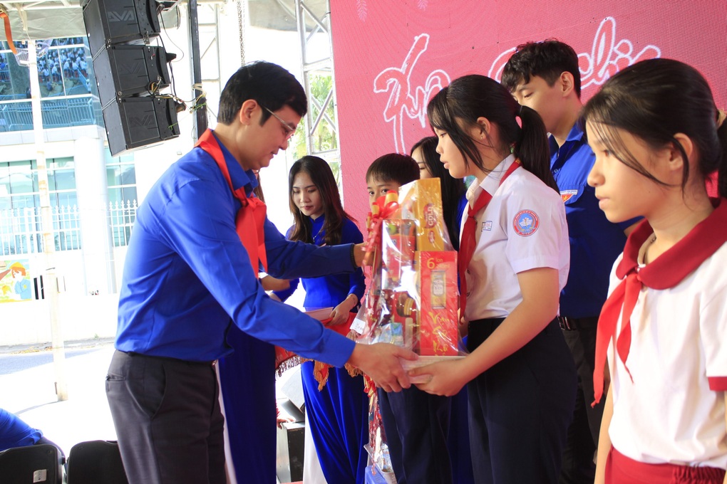 Thiếu nhi biểu diễn trống kèn chào mừng thành công Đại hội Đoàn - 3 Thiếu nhi biểu diễn trống kèn chào mừng thành công Đại hội Đoàn - 3