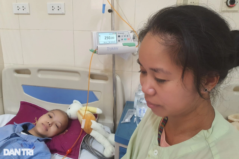 Bé gái mắc ung thư xương xin cô bác cứu chân của con - 5 Bé gái mắc ung thư xương xin cô bác cứu chân của con - 5