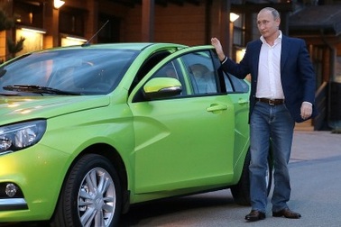 Tổng thống Nga Putin thử xe mới giá 7.500 USD của Lada