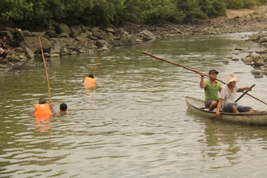 Tìm thấy thi thể 2 trong số 3 học sinh mất tích khi tắm ở sông Ba