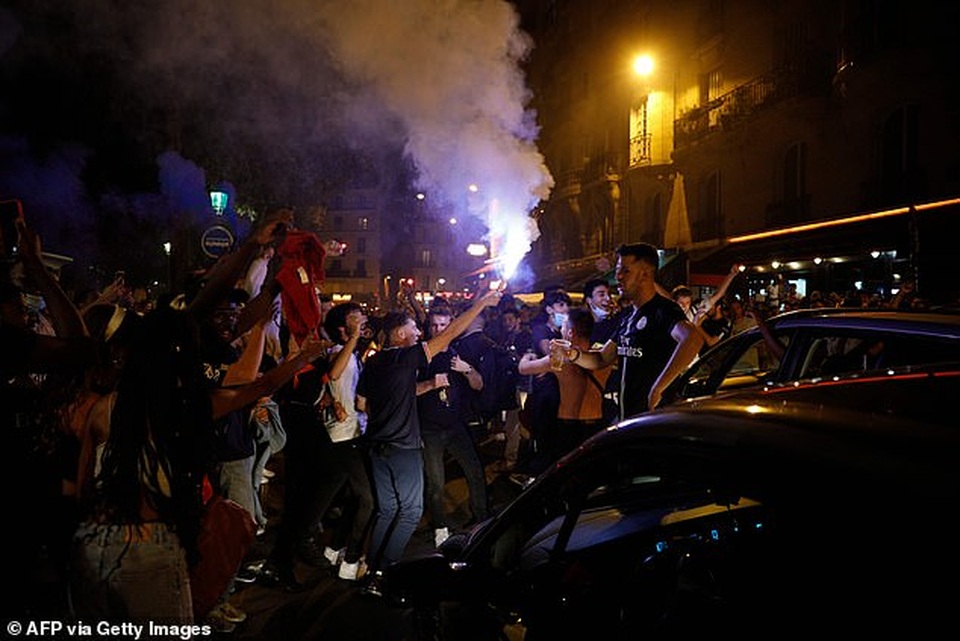 Cổ động viên PSG ăn mừng tưng bừng sau khi vào chung kết Champions League - 7 Cổ động viên PSG ăn mừng tưng bừng sau khi vào chung kết Champions League - 7