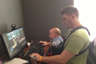 Những khoảnh khắc hài hước khi các bố chăm con