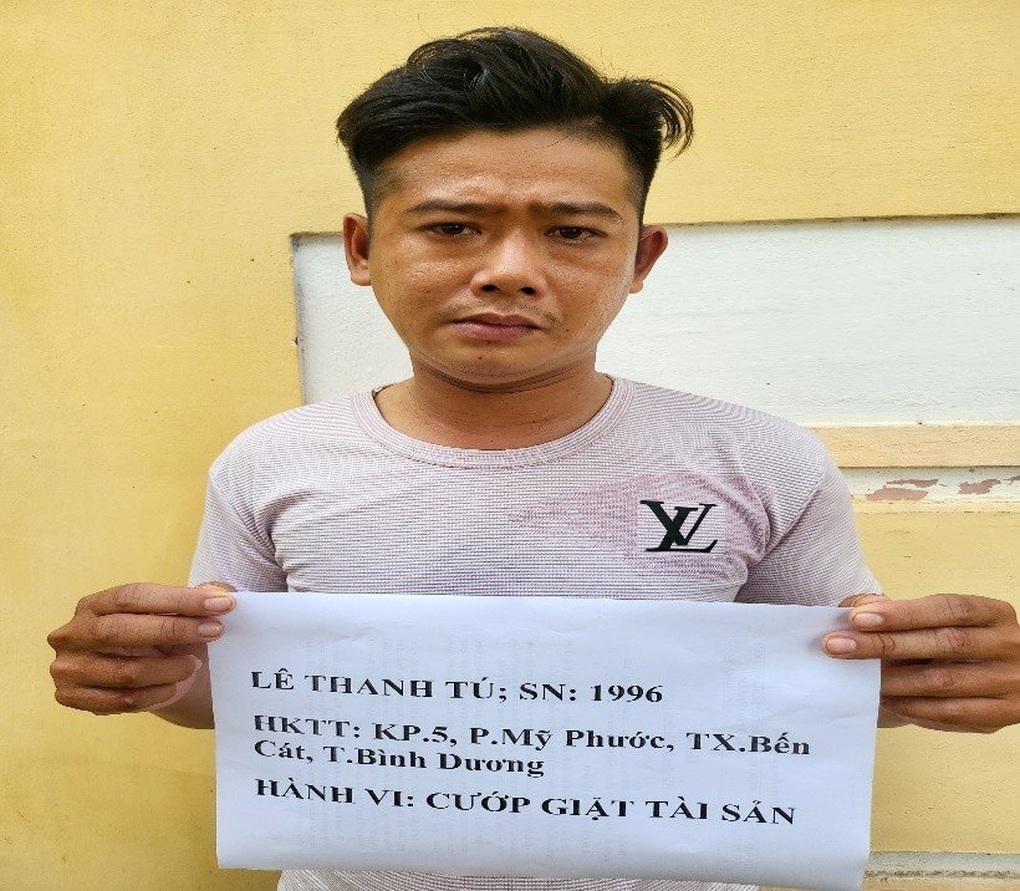 Bắt kẻ cướp giật vé số và tiền của cụ già 75 tuổi - 1 Bắt kẻ cướp giật vé số và tiền của cụ già 75 tuổi - 1