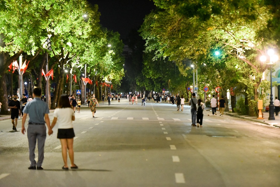Người dân đổ về hồ Gươm trong ngày phố đi bộ mở trở lại - 2 Người dân đổ về hồ Gươm trong ngày phố đi bộ mở trở lại - 2