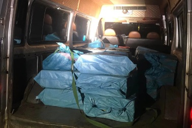 Bắt giữ hai đối tượng vận chuyển gần một tấn pháo trong đêm