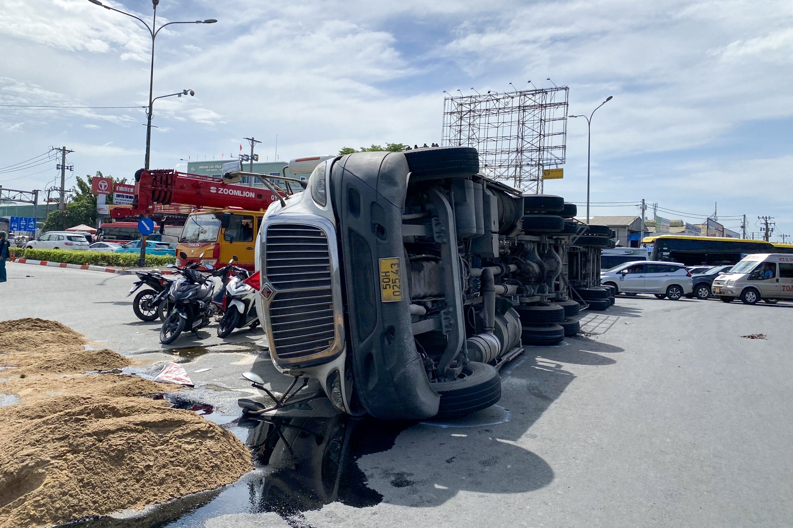 Xe container lật ngang tại vòng xoay TPHCM, giao thông ùn tắc - 1