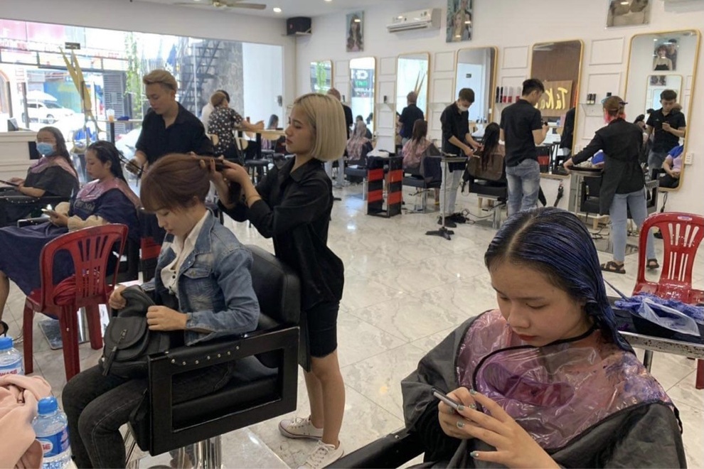 Cửa hàng làm tóc ở TPHCM kín lịch 2 tuần khi vừa thông báo mở cửa - 3 Cửa hàng làm tóc ở TPHCM kín lịch 2 tuần khi vừa thông báo mở cửa - 3