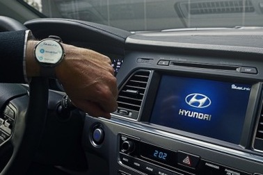 Không nên đeo đồng hồ thông minh khi lái xe?