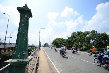 Đập cầu 90 tuổi giữa Sài Gòn, thay thế bằng cầu mới 163 tỷ đồng