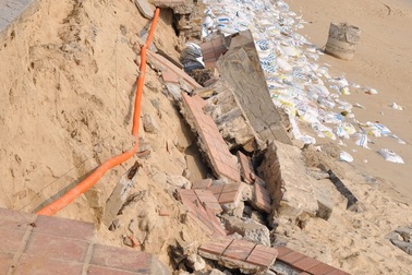 Tường chắn biển Mỹ Khê bị sóng đánh vỡ toác