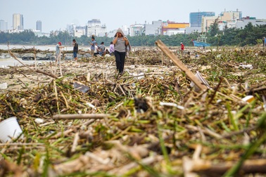 Hình ảnh bờ biển Đà Nẵng khác lạ sau mưa lũ