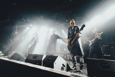 Ban nhạc rock Việt mặc áo dài trình diễn trên sân khấu huyền thoại ở Mỹ