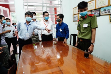 Cán bộ thanh tra thi bị nhắc nhở vì sử dụng điện thoại trong khu vực thi