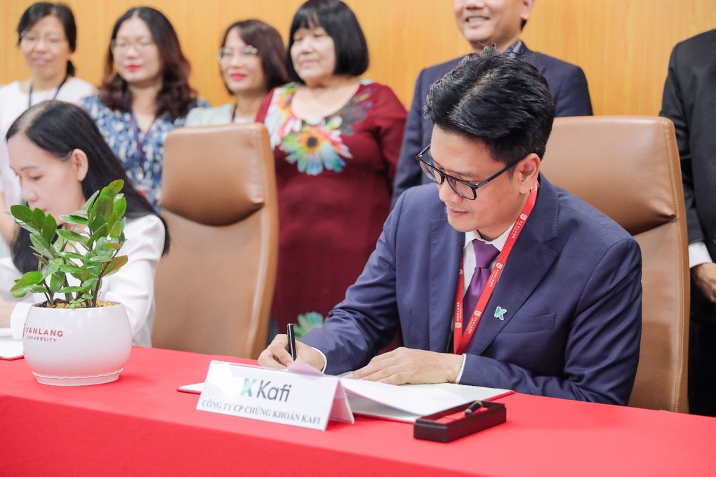 Chứng khoán Kafi ký kết hợp tác toàn diện cùng Trường đại học Văn Lang - 1 Chứng khoán Kafi ký kết hợp tác toàn diện cùng Trường đại học Văn Lang - 1
