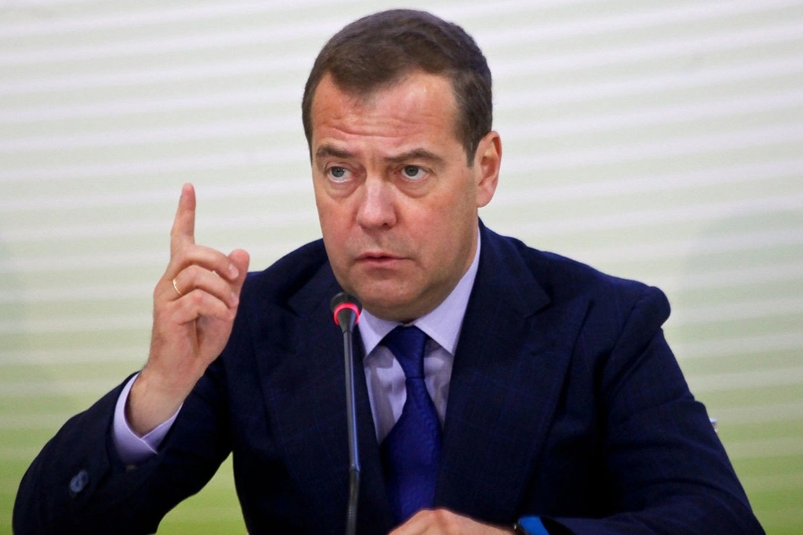 Ông Medvedev: Phương Tây đang hứng hậu quả ngọt ngào của lệnh trừng phạt - 1 Ông Medvedev: Phương Tây đang hứng hậu quả ngọt ngào của lệnh trừng phạt - 1