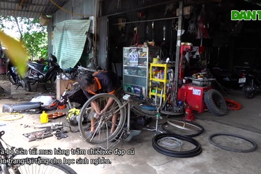 Người thợ tích tiền mua xe đạp cũ, tân trang tặng học sinh nghèo