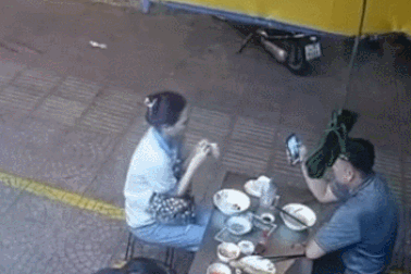 Clip "vụ cướp điện thoại đầy bất ngờ và táo tợn" gây phẫn nộ tuần qua