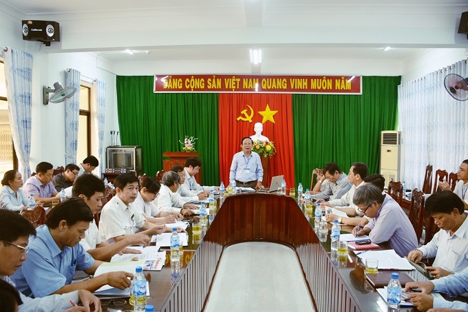 Ông Lương Kim Sơn (người đứng) phát biểu tại Hội nghị giao ban. 