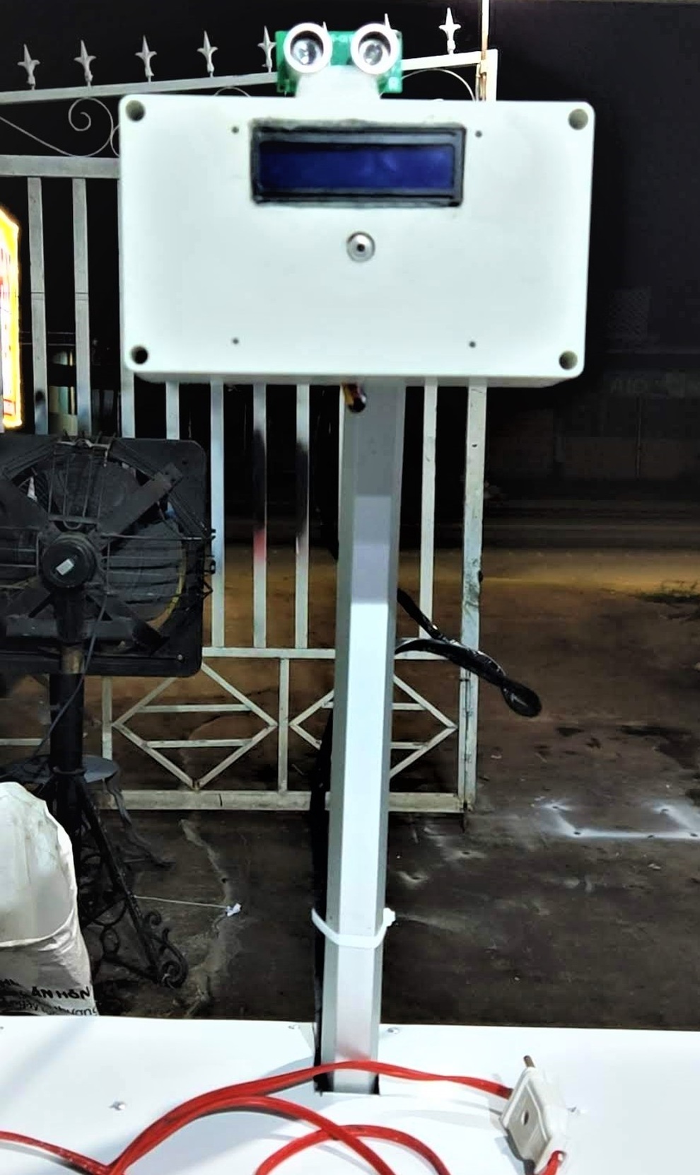 Học sinh trường huyện sáng tạo Robot hỗ trợ phòng dịch 3 trong một - 2 Học sinh trường huyện sáng tạo Robot hỗ trợ phòng dịch 3 trong một - 2