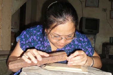 Chuyện cổ tích về người phụ nữ đi... bằng tay 