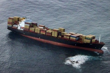 New Zealand: Siêu tàu container mắc cạn, nguy cơ bị vỡ