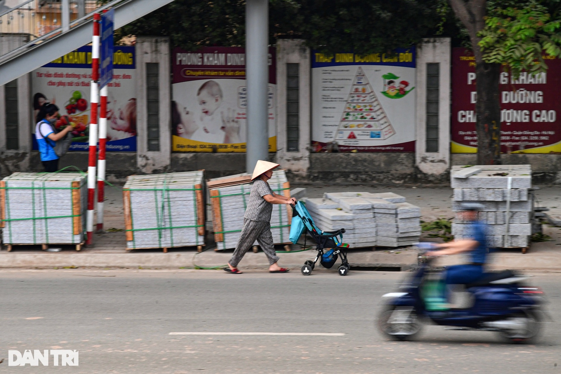 Người dân khổ sở vì vỉa hè đường đẹp nhất Việt Nam bị đào bới dở dang - 6 Người dân khổ sở vì vỉa hè đường đẹp nhất Việt Nam bị đào bới dở dang - 6