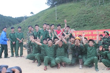 Chủ tịch nước gửi quà biểu dương lực lượng công binh giải cứu 12 công nhân