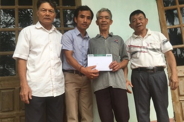 Trao quà nhân ái đến gia đình ông Đỗ Văn Cường