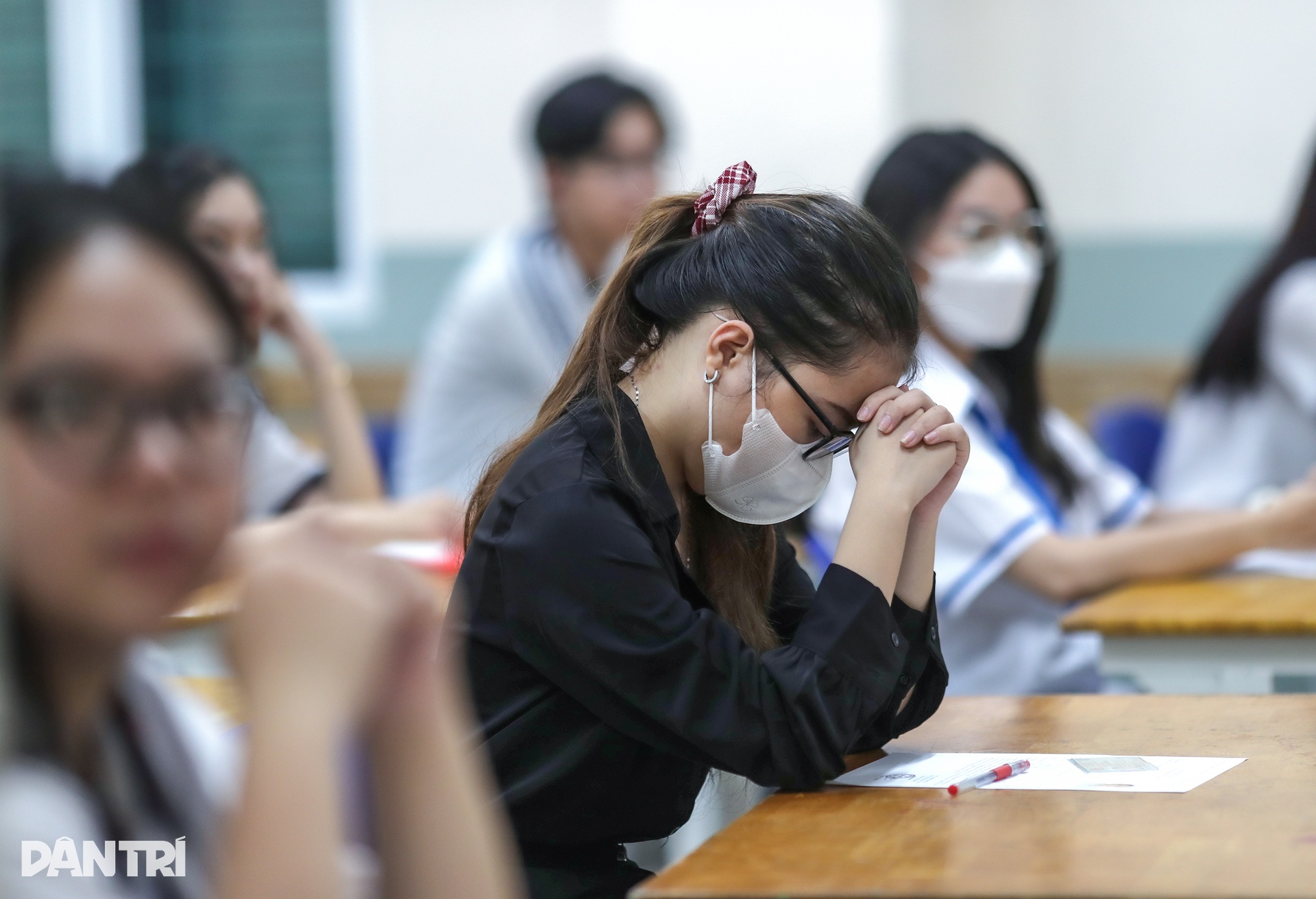 Phụ huynh, thí sinh TPHCM đội mưa trong ngày đầu kỳ thi THPT 2023 - 12 Phụ huynh, thí sinh TPHCM đội mưa trong ngày đầu kỳ thi THPT 2023 - 12