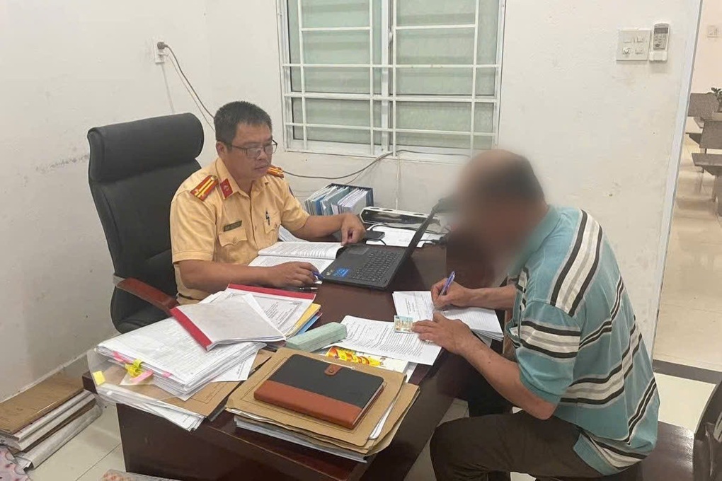 Xử phạt người dân phơi lúa trên đường gây va chạm giao thông - 1