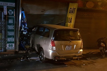 Hà Nội: Xe Innova cố tình đâm liên tiếp vào cửa hàng giặt là lúc nửa đêm