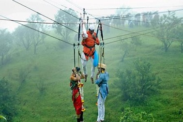 Treo mình trên không làm đám cưới