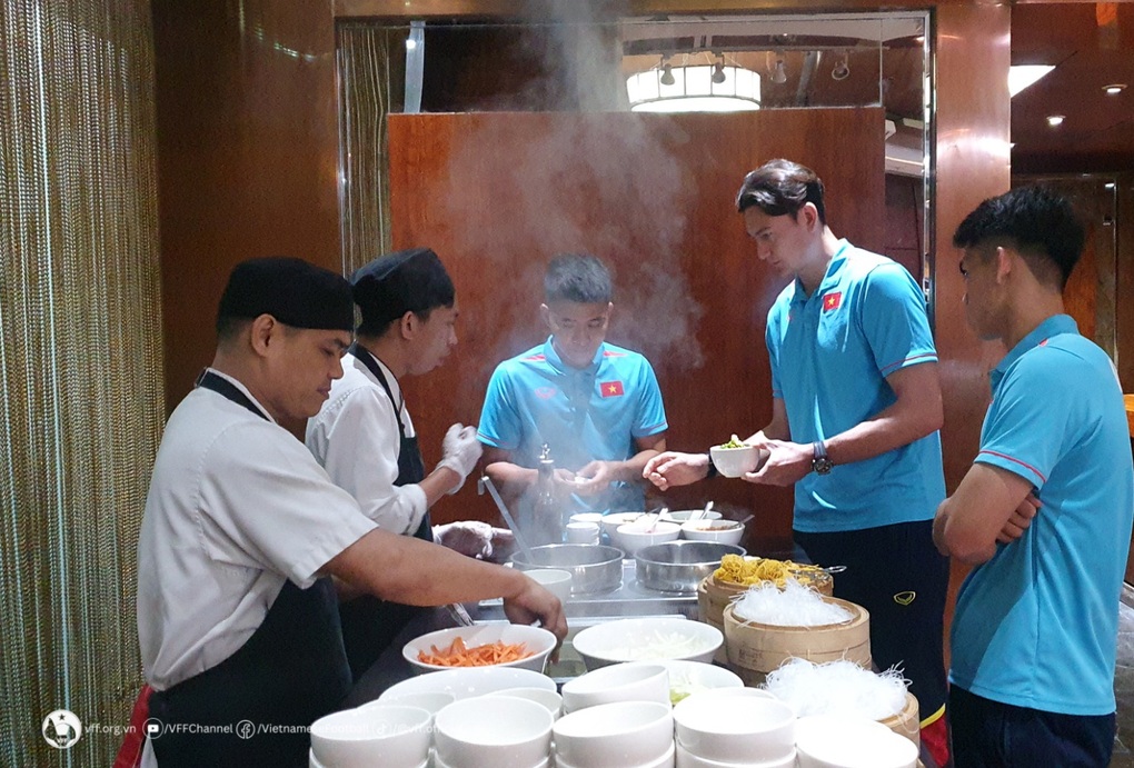 Tuyển Việt Nam đến Philippines, bất ngờ vì được cổ động viên chào đón - 10 Tuyển Việt Nam đến Philippines, bất ngờ vì được cổ động viên chào đón - 10