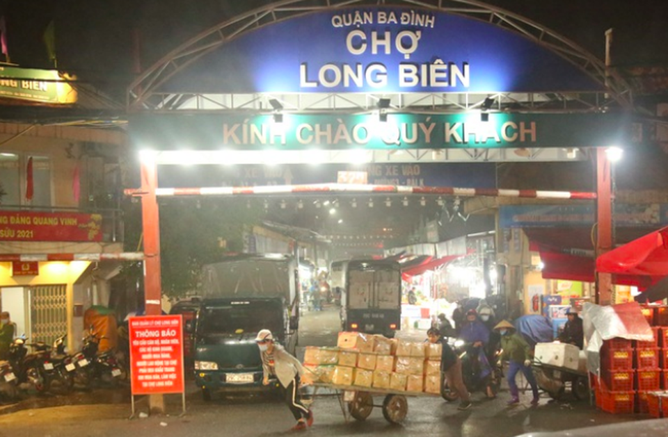 Ngày 8/3 của nữ cửu vạn kéo xe hàng nặng cả tấn ở chợ Long Biên - 5 Ngày 8/3 của nữ cửu vạn kéo xe hàng nặng cả tấn ở chợ Long Biên - 5