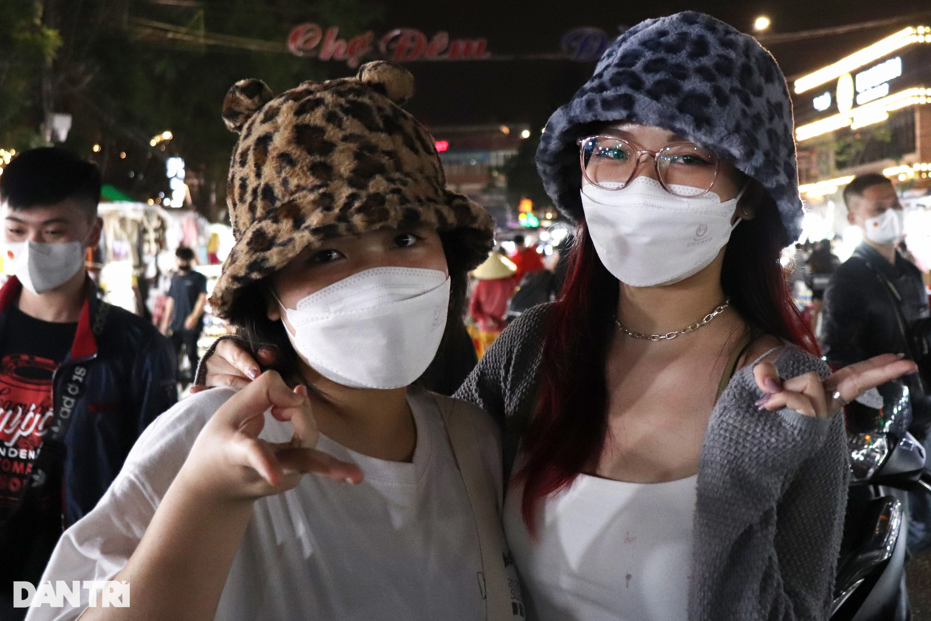 Du khách chen chúc tham quan ở chợ đêm lớn nhất thành phố ngàn hoa - 6 Du khách chen chúc tham quan ở chợ đêm lớn nhất thành phố ngàn hoa - 6