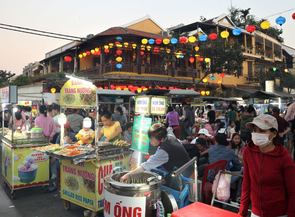 Du khách xúng xính check-in Hội An trong ngày đầu mở cửa trở lại - 10 Du khách xúng xính check-in Hội An trong ngày đầu mở cửa trở lại - 10