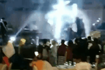 Khoảnh khắc sóng thần “cuốn phăng” ban nhạc biểu diễn tại Indonesia