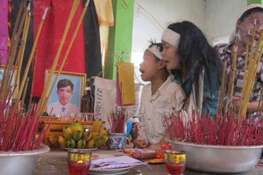 Bố mẹ chết đuối, 4 con côi cút chưa biết về đâu 