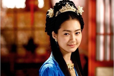 “Nữ hoàng Seon Deok” Lee Yo Won mang bầu lần 2