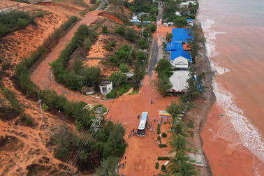 Sạt lở cát đỏ ở Mũi Né do công trình xây dựng chưa tuân thủ quy định