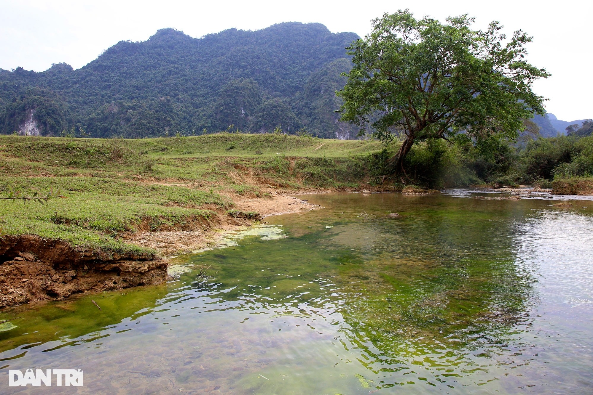 Dòng sông cạn có thế rồng cuộn khi nhìn từ trên cao ở thung lũng Đồng Lâm - 15 Dòng sông cạn có thế rồng cuộn khi nhìn từ trên cao ở thung lũng Đồng Lâm - 15