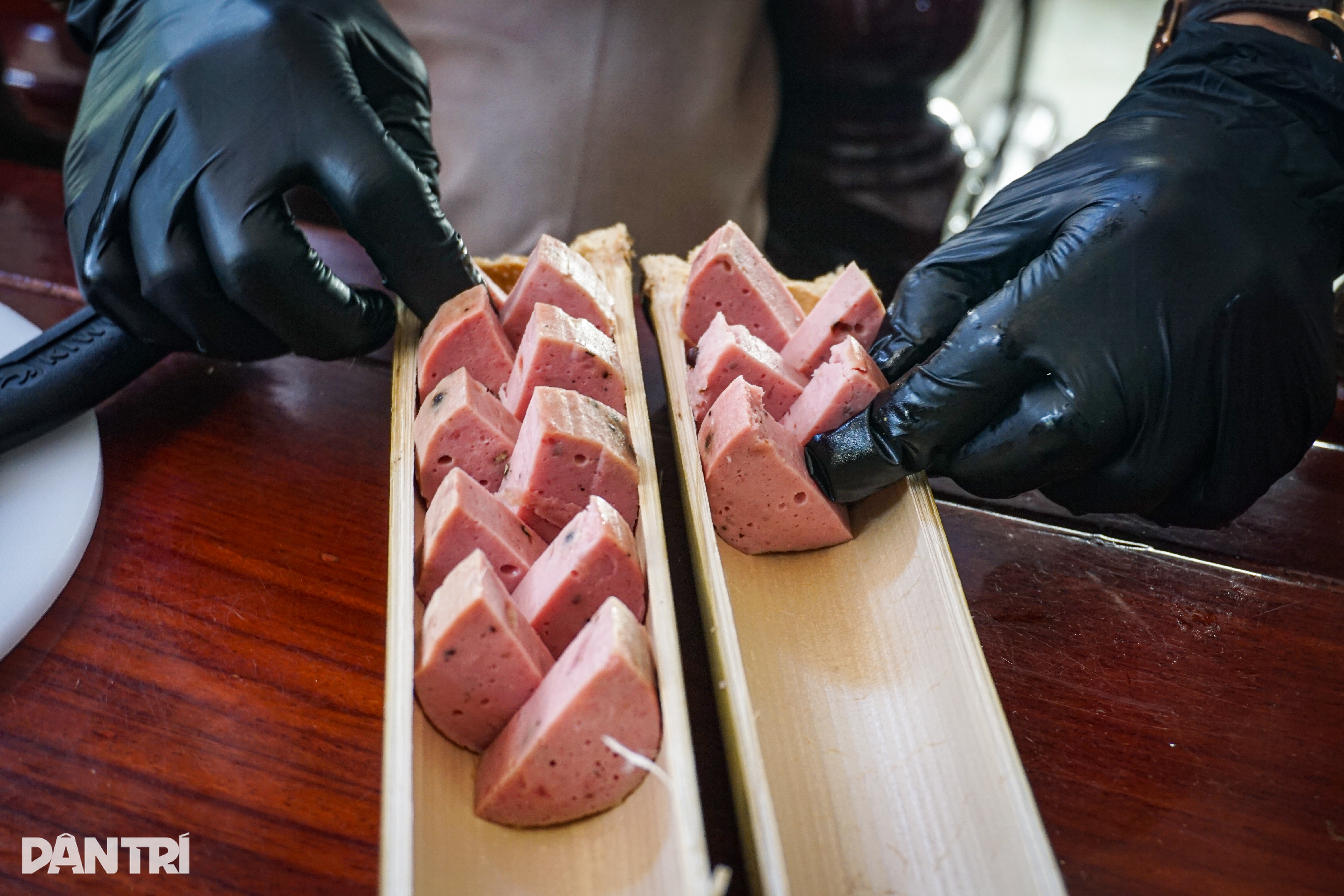 Chàng trai bỏ cả tỷ đồng để bắt con tôm chui vào ống tre - 2 Chàng trai bỏ cả tỷ đồng để bắt con tôm chui vào ống tre - 2